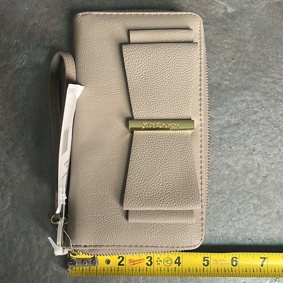 New with tags Betsey Johnson Cream Colored Zip Around Wallet Wristlet - Picture 10 of 10